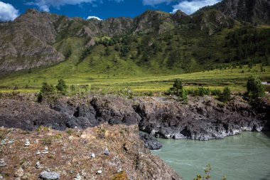 Piramitler turistler tarafından taşlardan yapılmıştır. Oroktoysky Köprüsü, Altai Cumhuriyeti 'nin Chemalsky ilçesi