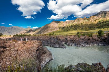 Oroktoysky Köprüsü 'nün bulunduğu yerdeki Katun Nehri manzarası. Chemalsky bölgesi, Altai Cumhuriyeti, Güney Sibirya, Rusya