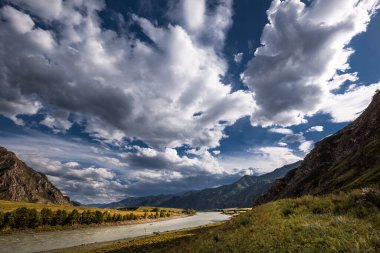Katun nehrinin üzerindeki bulutlu gökyüzü. Altai Cumhuriyeti 'nin Oractical Köprüsü, Chemal Bölgesi