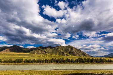 Katun nehrinin üzerindeki bulutlu gökyüzü. Altai Cumhuriyeti 'nin Oractical Köprüsü, Chemal Bölgesi