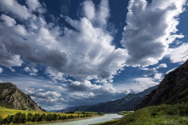 Katun nehrinin üzerindeki bulutlu gökyüzü. Altai Cumhuriyeti 'nin Oractical Köprüsü, Chemal Bölgesi