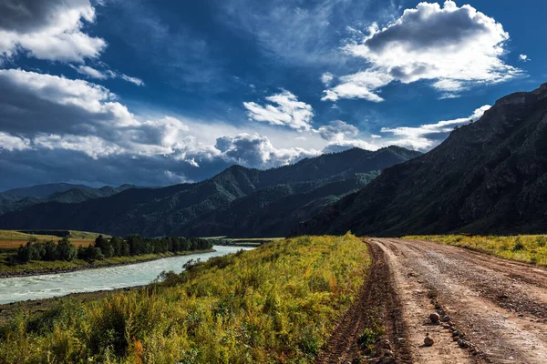 Oroktoysky Köprüsü 'nün bulunduğu yerdeki Katun Nehri manzarası. Chemalsky bölgesi, Altai Cumhuriyeti, Güney Sibirya, Rusya