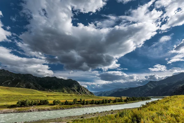 Oroktoysky Köprüsü 'nün bulunduğu yerdeki Katun Nehri manzarası. Chemalsky bölgesi, Altai Cumhuriyeti, Güney Sibirya, Rusya
