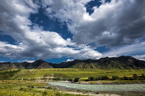 Katun nehrinin üzerindeki bulutlu gökyüzü. Altai Cumhuriyeti 'nin Oractical Köprüsü, Chemal Bölgesi