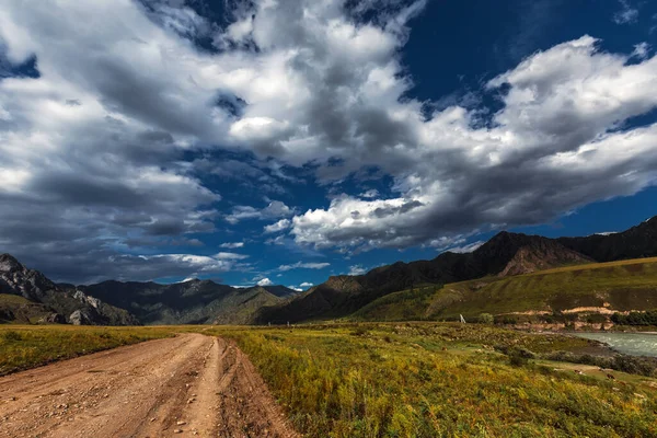 Altai dağlarının üzerindeki bulutlu gökyüzü. Altai Cumhuriyeti 'nin Oractical Köprüsü, Chemal Bölgesi