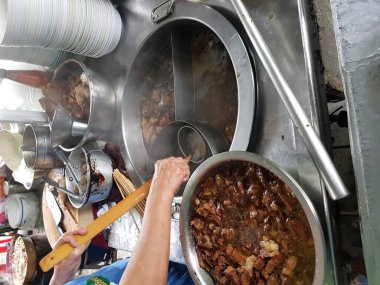 Biftekli erişte pişirme işlemi