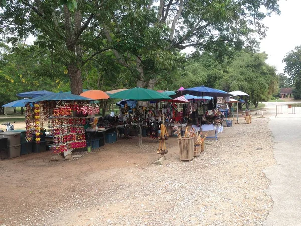 Sukhothai tarihi parkındaki pazar Tayland