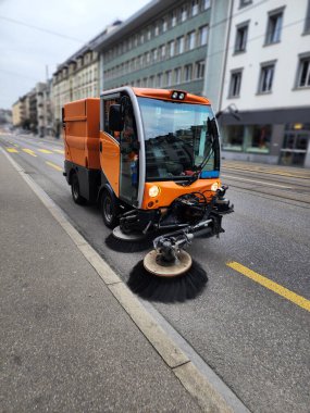 Sokak temizleme araçları onları temiz tutmak için sokakları tarıyor, Bern, İsviçre 'deki çöp ve tozu azaltıyor..