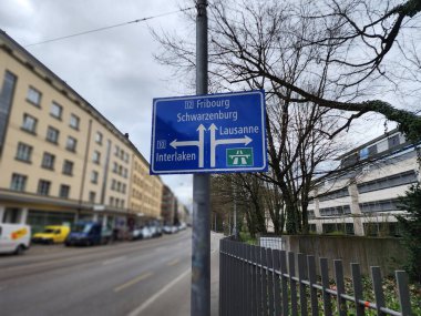 Bern tabelası doğruca Fribourg, Schwarzenburg 'a gidiyor. Sol ok Interlaken 'e dönüyor. Sağ ok İsviçre, Lozan 'a dönüyor. Avrupa 'da ilginç turistik yerler.