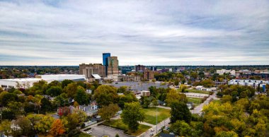 Kentucky, Lexington şehir merkezine doğru hava manzaralı. 