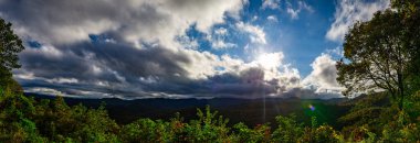 Parlak ve güneşli bir günde Blue Ridge Park Yolu 'ndaki gözlem noktalarından Büyük Dumanlı Dağ tepelerine doğru