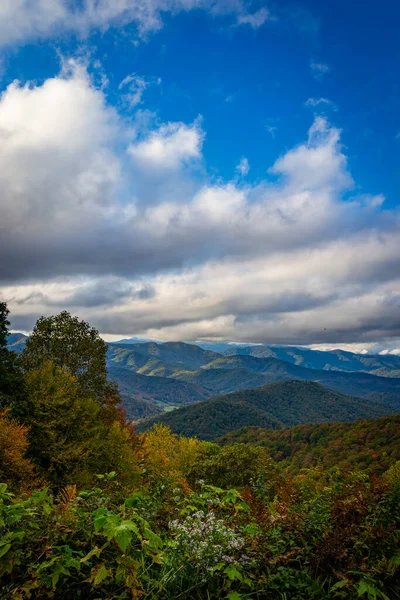 曇りの晴れた日の空の山の上の地平線への眺め — ストック写真