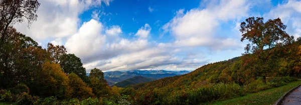 Parlak ve güneşli bir günde Blue Ridge Park Yolu 'ndaki gözlem noktalarından Büyük Dumanlı Dağ tepelerine doğru