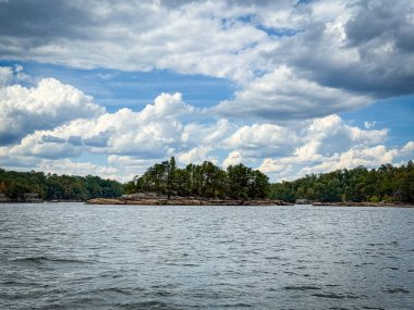 Suyla çevrili nehrin güzel bir görüntüsü.