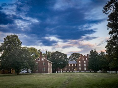 Gündoğumunda ormandaki tuğla ev.