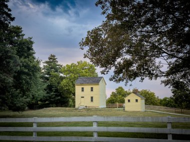 Pennsylvania, Pensilvanya kırsalında tarihi bir bina manzarası.