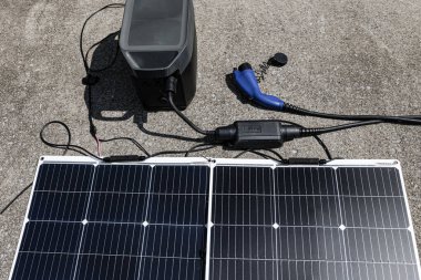 Güneş paneli ve pili olan güneş enerjisi istasyonu