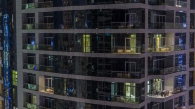 Akşam timelapse, gökdelenlerin doğal parlayan windows