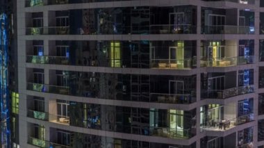 Akşam timelapse, gökdelenlerin doğal parlayan windows