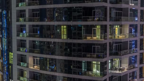 Escénicas ventanas brillantes de rascacielos en el timelapse de la noche — Vídeo de stock