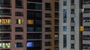 Akşam timelapse, gökdelenlerin doğal parlayan windows