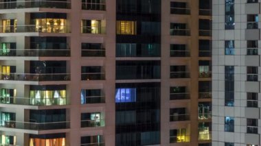 Akşam timelapse, gökdelenlerin doğal parlayan windows