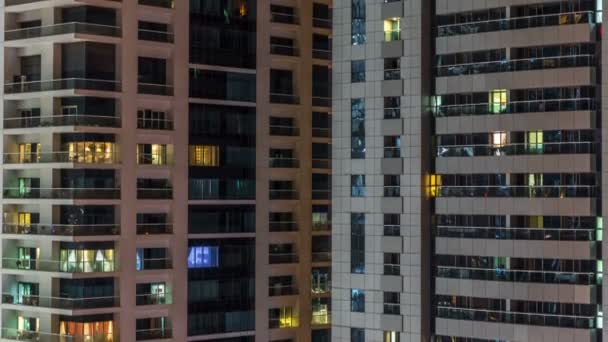 Escénicas ventanas brillantes de rascacielos en el timelapse de la noche — Vídeo de stock
