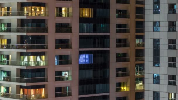 Malerisch leuchtende Fenster von Wolkenkratzern im Zeitraffer am Abend — Stockvideo