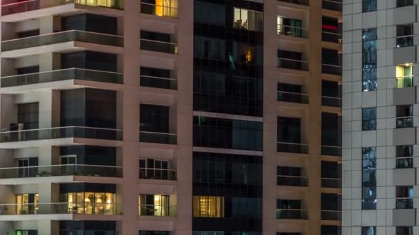 Escénicas ventanas brillantes de rascacielos en el timelapse de la noche — Vídeo de stock