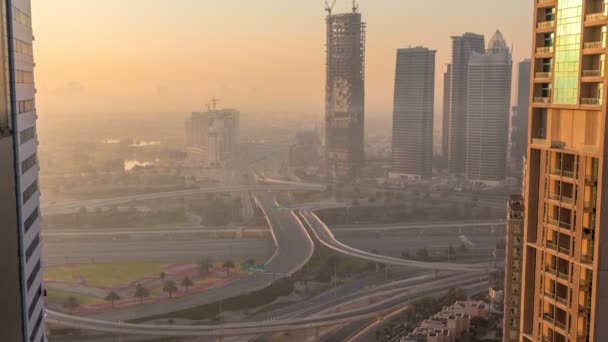 Gündoğumu timelapse, büyük bir şehirde bir yol kavşak havadan görünümü. — Stok video