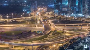 Bir büyük şehir gece timelapse bir yol kavşak havadan görünümü.