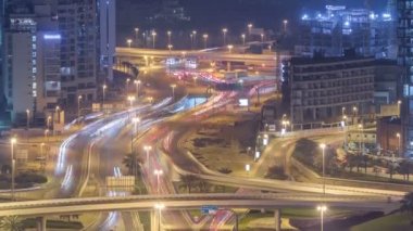 Bir büyük şehir gece timelapse bir yol kavşak havadan görünümü.