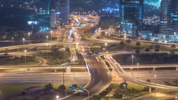 Luchtfoto van een kruising van de weg in een grote stad nacht timelapse. — Stockvideo