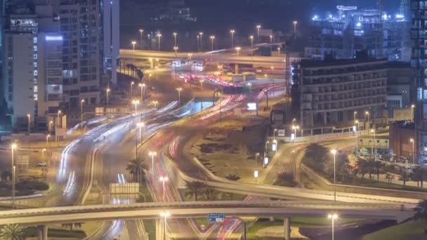 Vista aérea de una intersección de carreteras en una gran ciudad noche timelapse . — Vídeo de stock
