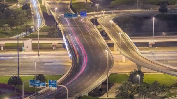Vista aérea de una intersección de carreteras en una gran ciudad noche timelapse . — Vídeos de Stock