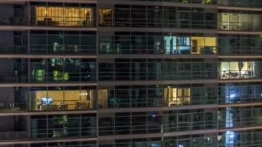 Akşam timelapse, gökdelenlerin parlayan windows