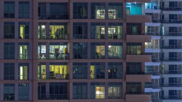 Светящиеся окна небоскребов в вечернее время — стоковое видео