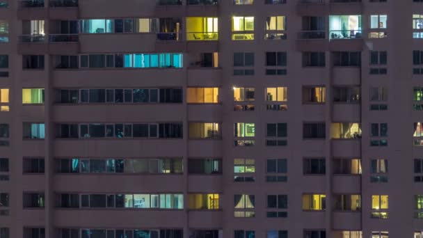 Светящиеся окна небоскребов в вечернее время — стоковое видео