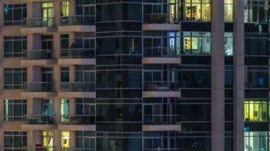 Akşam timelapse, gökdelenlerin parlayan windows