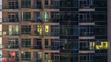 Akşam timelapse, gökdelenlerin parlayan windows