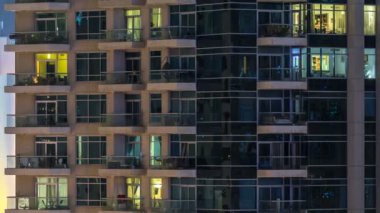 Akşam timelapse, gökdelenlerin parlayan windows