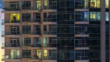 Akşam timelapse, gökdelenlerin parlayan windows