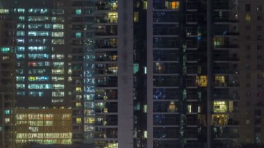 Akşam timelapse, gökdelenlerin parlayan windows