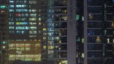 Akşam timelapse, gökdelenlerin parlayan windows
