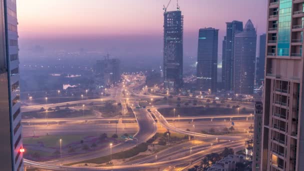 Luchtfoto van een kruising van de weg in een grote stad nacht naar dag timelapse. — Stockvideo