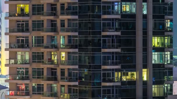 夜のタイムラプスで高層ビルの光る窓 — ストック動画
