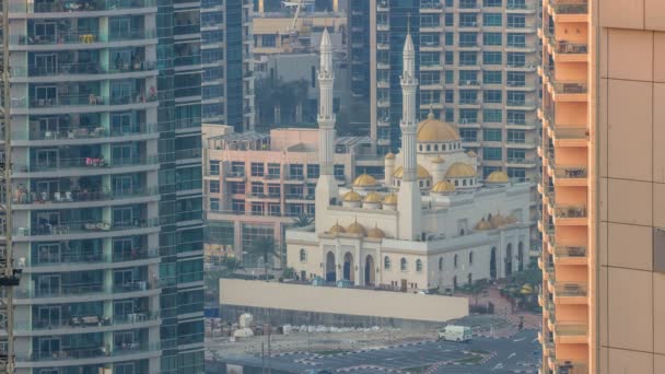 Mešita Al Raheem mezi mrakodrapy timelapse na procházce marina v Dubai Marina, Dubaj, Spojené arabské emiráty. — Stock video