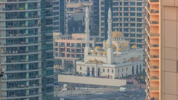 Al raheem Moschee zwischen Wolkenkratzern Zeitraffer auf dem Yachthafen Spaziergang in dubai marina, dubai, uae. — Stockvideo