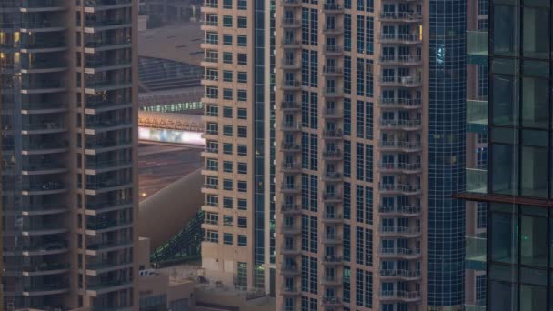 Dubai şehir silüetinin gün timelapse yukarıdan Dubai Marina'da gecesine gökdelenler ile. — Stok video