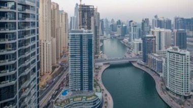 Dubai Yat Limanı kanalı'nın gece geçiş timelapse gününe güzel hava üstten görünüm
